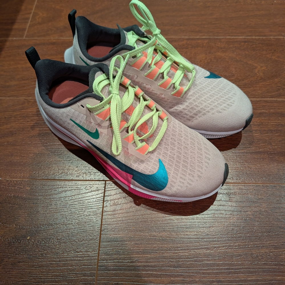Nike Like New Size 6 Pegasus Running Shoes with Teal Swoosh and Neon Laces